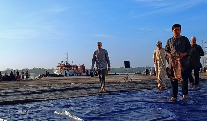 Jemaah berdatangan ke lokasi salat Idulfitri di Pelabuhan Sampit Sabtu 22 April 2023