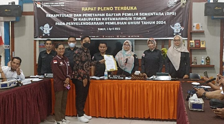 KPU Kotim menerima laporan jumlah pemilih dari salah satu PPK Rabu 5 April 2023