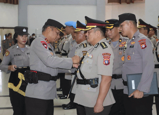 Kapolda Kalimantan Tengah Irjen Pol Nanang Avianto memimpin upacara serah terima jabatan Sertijab lima pejabat utama dan tiga Kapolres Senin 10 April 2023