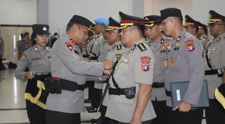 Kapolda Kalimantan Tengah Irjen Pol Nanang Avianto memimpin upacara serah terima jabatan Sertijab lima pejabat utama dan tiga Kapolres Senin 10 April 2023