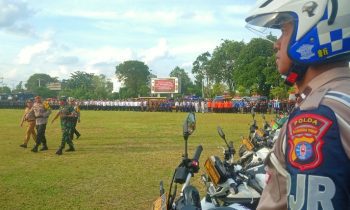 Kapolda Kalteng Irjen Nanang Avianto didampingi Gubernur Kalteng dan Danrem 102Panju Panjung mengecek pasukan di lapangan Mapolda 17 April 2023