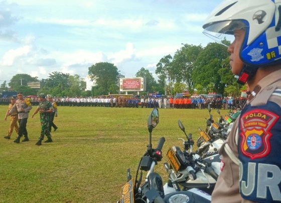 Kapolda Kalteng Irjen Nanang Avianto didampingi Gubernur Kalteng dan Danrem 102Panju Panjung mengecek pasukan di lapangan Mapolda 17 April 2023