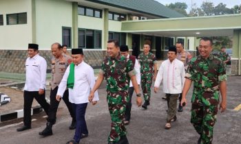 Kapolda Kalteng mendampingi Gubernur Kalteng saat akan memberikan arahan bagi Satgas Yonif Raider 631ATG Senin 3 April 2023