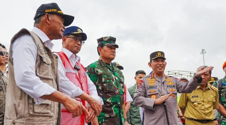 Kapolri dengan lintas sektoral terkait meninjau Pelabuhan Merak memastikan kesiapan arus mudik dan balik tahun 2023