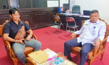 Karyawan PKWT Andi Arianto saat melapor dan diterima Kabid Pengawasan dan Ketenagakerjaan Disnakertrans Provinsi Kalteng Rabu 5 April 2023
