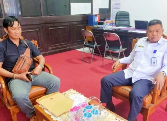 Karyawan PKWT Andi Arianto saat melapor dan diterima Kabid Pengawasan dan Ketenagakerjaan Disnakertrans Provinsi Kalteng Rabu 5 April 2023