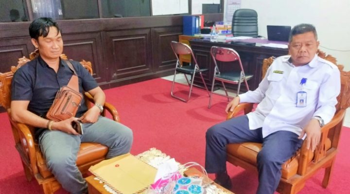 Karyawan PKWT Andi Arianto saat melapor dan diterima Kabid Pengawasan dan Ketenagakerjaan Disnakertrans Provinsi Kalteng Rabu 5 April 2023