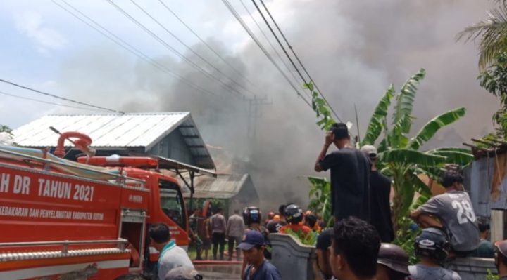 Kebakaran bangunan milik warga di Gang Madangkara Kelurahan Baamang Hulu Kecamatan Baamang Kabupaten Kotawaringin Timur Lamis 13 April 2023