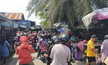 Kemacetan sekitar Pasar Keramat Kecamatan Baamang Sampit Minggu 16 April 2023 akibat kepadatan pengunjung menjelang lebaran