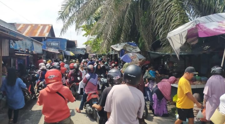 Kemacetan sekitar Pasar Keramat Kecamatan Baamang Sampit Minggu 16 April 2023 akibat kepadatan pengunjung menjelang lebaran