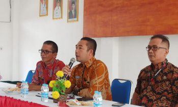 Kepala DPMD Kotim, Raihansyah tengah memberikan sosialisasi ke perangkat desa di Kecamatan Mentaya Hilir Selatan, Kamis, 27 April 2023.