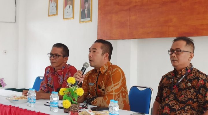 Kepala DPMD Kotim, Raihansyah tengah memberikan sosialisasi ke perangkat desa di Kecamatan Mentaya Hilir Selatan, Kamis, 27 April 2023.