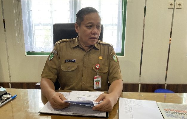 Kepala Dinkes Kotim Umar Kaderi Saat diwawancarai di kantornya