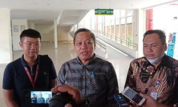Kepala Dinkes Kotim Umar Kaderi saat diwawancarai di RSUD Dr Murjani Sampit setelah menjenguk korban keracunan kue Ipau Sabtu 1 April 2023