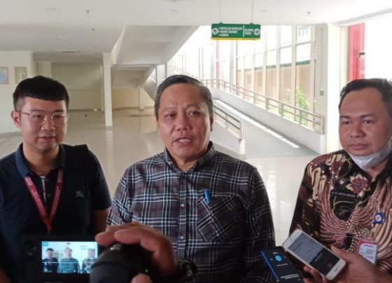 Kepala Dinkes Kotim Umar Kaderi saat diwawancarai di RSUD Dr Murjani Sampit setelah menjenguk korban keracunan kue Ipau Sabtu 1 April 2023