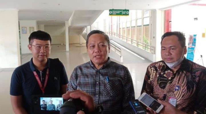 Kepala Dinkes Kotim Umar Kaderi saat diwawancarai di RSUD Dr Murjani Sampit setelah menjenguk korban keracunan kue Ipau Sabtu 1 April 2023