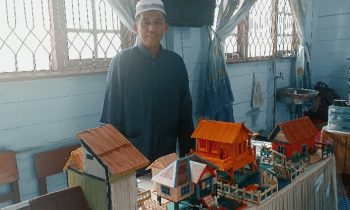 Kepala SDN 3 Ketapang Sampit Mardi Sumanteri berfoto dengan karya hasil kreativitas siswasiswinya Kamis 6 April 2023