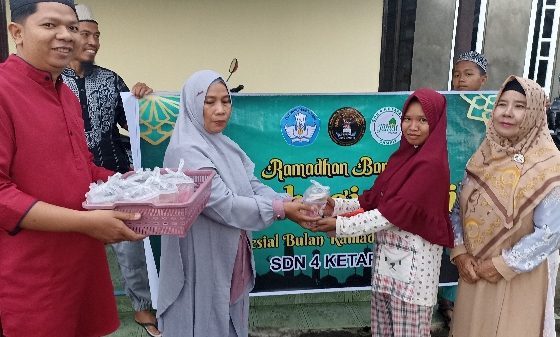 Kepala SDN 4 Ketapang Nursinah baju abu abu menyerahkan takjil Ramadan kepada warga sekitar sekolah Sabtu 15 April 2023