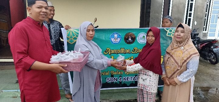 Kepala SDN 4 Ketapang Nursinah baju abu abu menyerahkan takjil Ramadan kepada warga sekitar sekolah Sabtu 15 April 2023