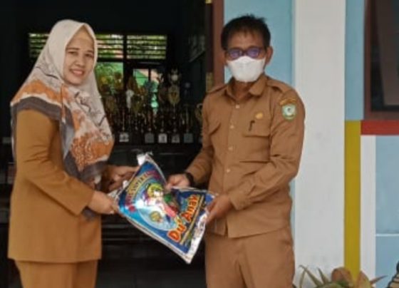 Kepala SDN 7 Ketapang Ahmad Basuki kanan menerima bantuan dari Ketua Komite SDN 7 Ketapang Ninuk Muji Rahayu kiri Senin 17 April 2023