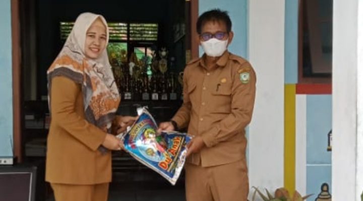 Kepala SDN 7 Ketapang Ahmad Basuki kanan menerima bantuan dari Ketua Komite SDN 7 Ketapang Ninuk Muji Rahayu kiri Senin 17 April 2023