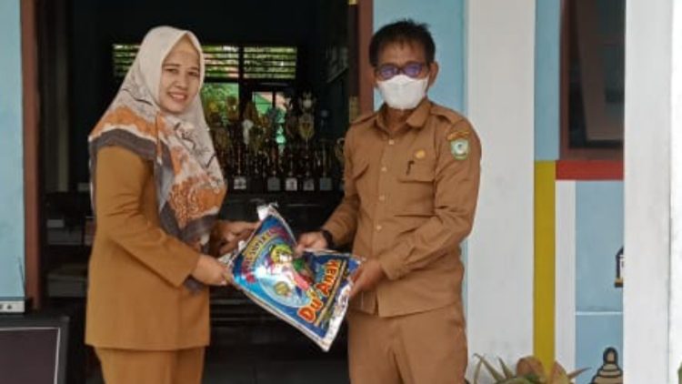 SDN 7 Ketapang Bagikan 100 Paket Sembako di Bulan Ramadan