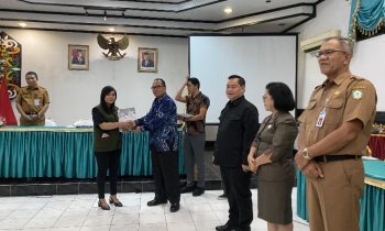 Kepala Sub Auditorat Tukino saat menyerahkan LPH kepada salah satu pengurus partai politik di Kotim