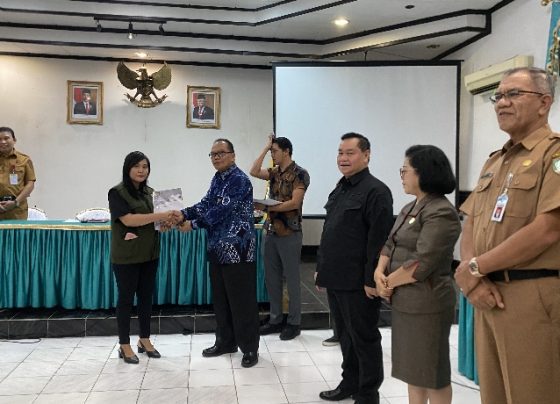 Kepala Sub Auditorat Tukino saat menyerahkan LPH kepada salah satu pengurus partai politik di Kotim