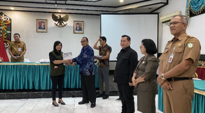 Kepala Sub Auditorat Tukino saat menyerahkan LPH kepada salah satu pengurus partai politik di Kotim