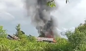 Kepulan asap yang melahap dua buah rumah di Jalan Bumi Raya Baamang Sabtu 8 April 2023