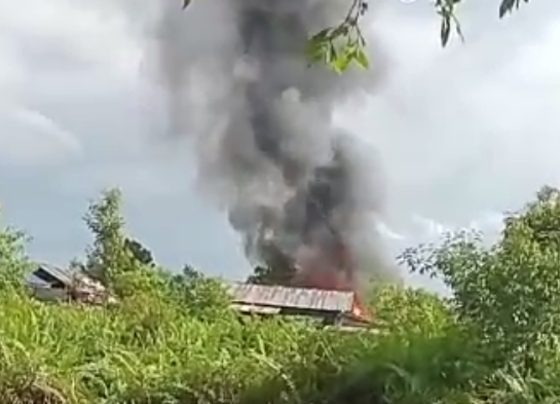 Kepulan asap yang melahap dua buah rumah di Jalan Bumi Raya Baamang Sabtu 8 April 2023