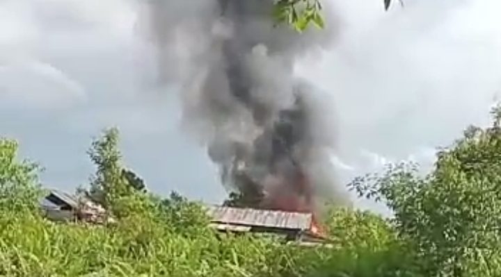 Kepulan asap yang melahap dua buah rumah di Jalan Bumi Raya Baamang Sabtu 8 April 2023