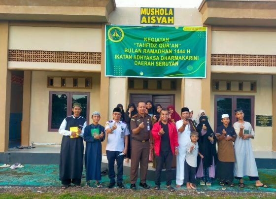 Ketua DPRD Seruyan Zuli Eko Prasetyo dan Kepala Kejaksaan Negeri Seruyan Gusti Hamdani foto bersama para santriwan dan santriwati Tahfiz Quran