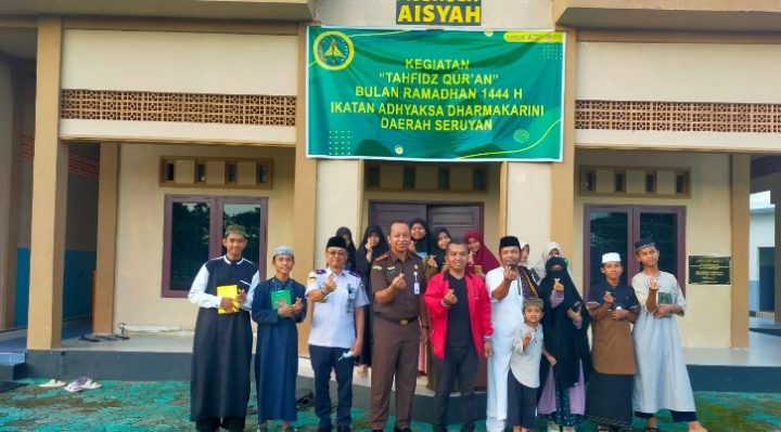 Ketua DPRD Seruyan Zuli Eko Prasetyo dan Kepala Kejaksaan Negeri Seruyan Gusti Hamdani foto bersama para santriwan dan santriwati Tahfiz Quran