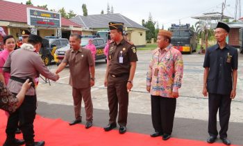 Ketua DPRD Seruyan Zuli Eko Prasetyo menyambut Kapolres Seruyan AKBP Ampi Mesias Von Bulow di Mapolres Seruyan