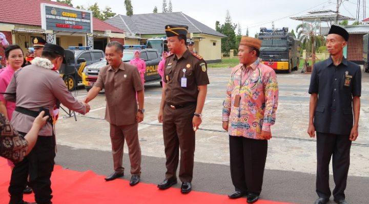 Ketua DPRD Seruyan Zuli Eko Prasetyo menyambut Kapolres Seruyan AKBP Ampi Mesias Von Bulow di Mapolres Seruyan