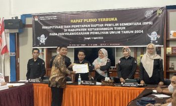 Ketua KPU Kotim Siti Fathonah saat menerima laporan jumlah pemilih dari PPK