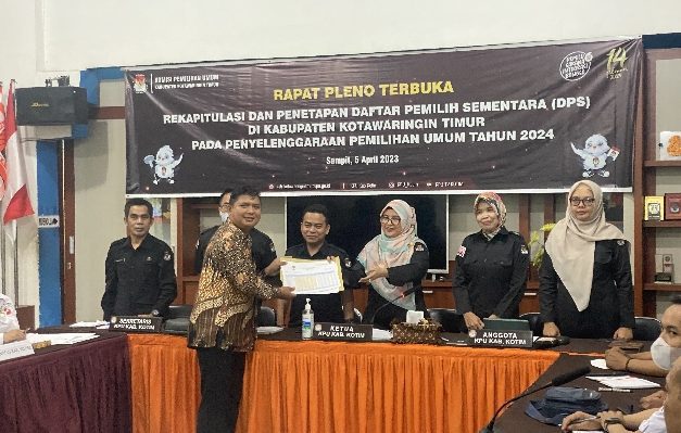 Ketua KPU Kotim Siti Fathonah saat menerima laporan jumlah pemilih dari PPK