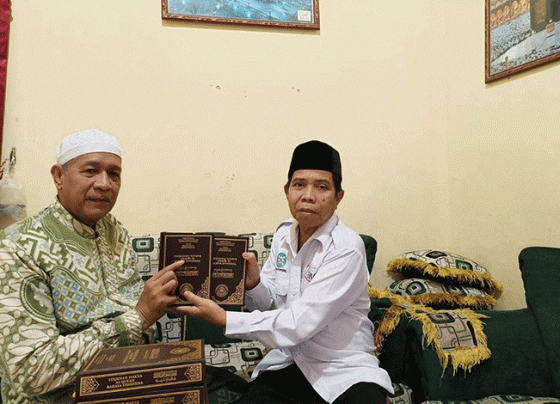 Ketua SMSI Kalteng Sutransyah menyerahkan kitab Suci Alquran