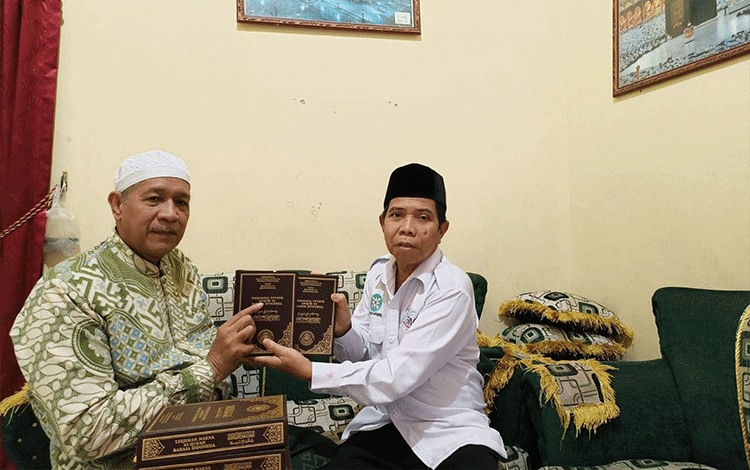 Safari Ramadan SMSI Kalteng Berlanjut dengan Penyerahan Mushaf Alquran