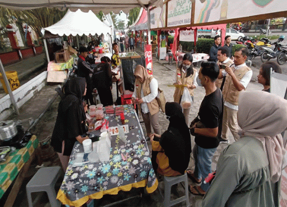 Ketua Tim BPOM Palangka Raya Wiwik Wiranti beserta Tim saat melakukan pengecekan makanan di Pasar Ramadan Sabtu 1 April 2023