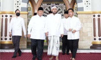 Ketua Umum Partai Gerindra Prabowo Subianto bersilaturahmi lebaran ke kediaman Habib Syech bin Abdul Qodir Assegaf di Solo Sabtu 224