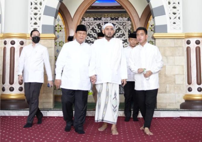 Didampingi Gibran, Lebaran Hari Pertama Prabowo Silaturahmi dengan Habib Syech di Solo