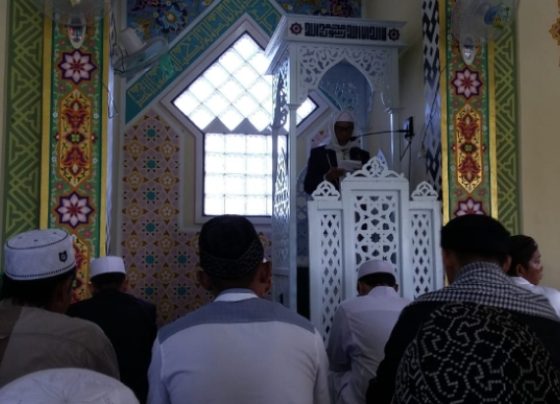 Khatib salat Idulfitri 1444 Hijriah Masjid At Taawun Kasongan HM Qusairi saat khotbah Sabtu 22 April 2023