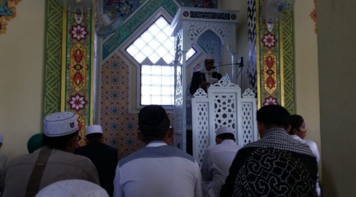 Khatib salat Idulfitri 1444 Hijriah Masjid At Taawun Kasongan HM Qusairi saat khotbah Sabtu 22 April 2023