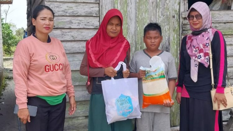 Komite SDN 7 Ketapang Bagikan Sembako kepada Keluarga Siswa Kurang Mampu