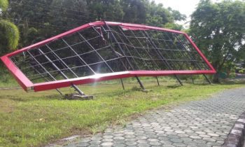 Konstruksi papan nama baliho atau reklame di muara jalan masuk Kantor Bupati Katingan rusak diterjang angin kencang