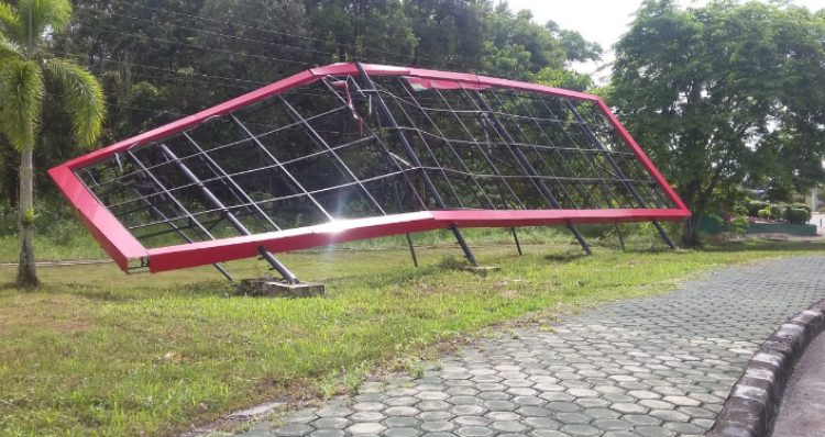 Hujan Disertai Angin Kencang Robohkan Tiang Reklame di Kantor Bupati Katingan