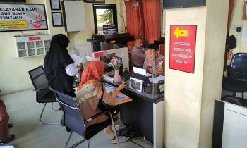 Korban penipuan saat melapor pelaku ke ruang SPKT Mapolres Kotim Senin 10 April 2023