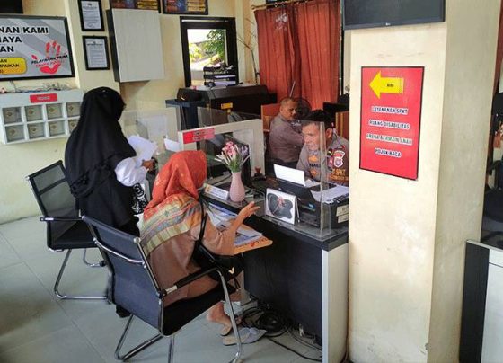 Korban penipuan saat melapor pelaku ke ruang SPKT Mapolres Kotim Senin 10 April 2023